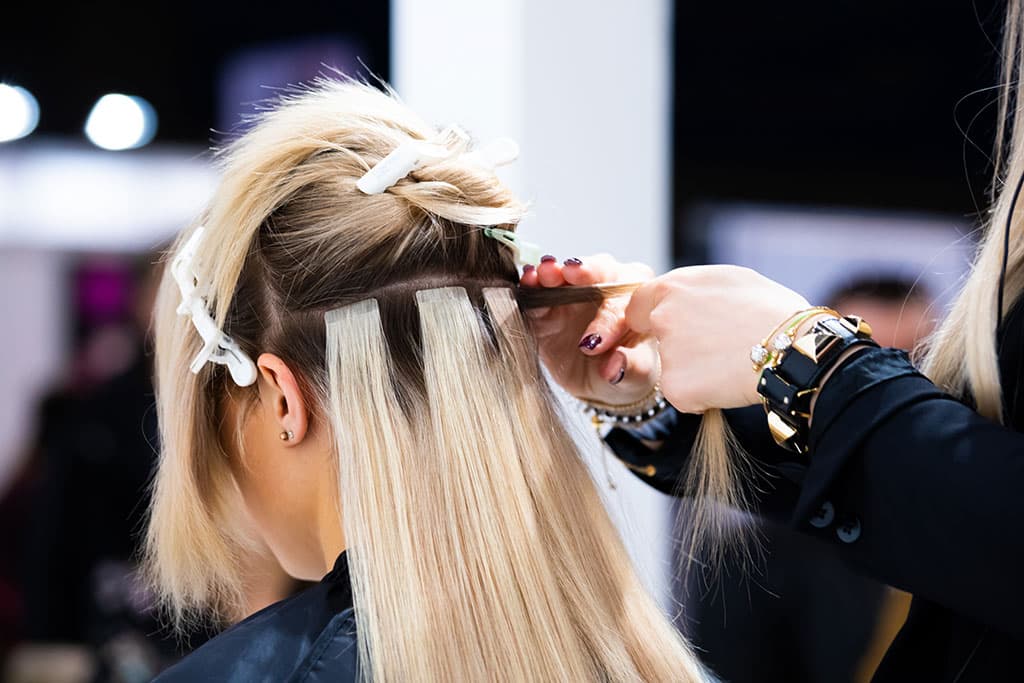 Haarverlängerung für Locken: Tipps für welliges Haar