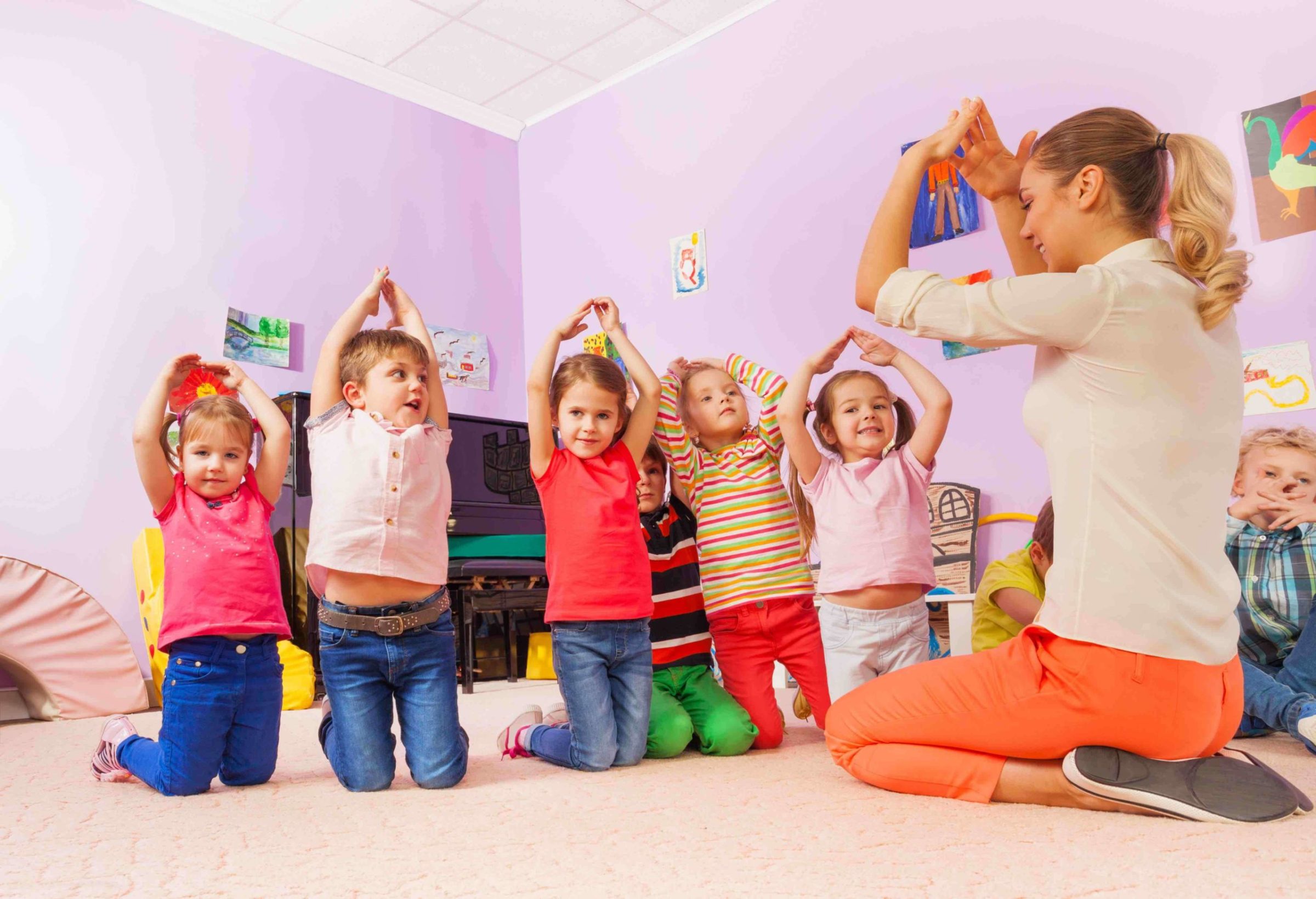 Kreative Spiele Kinder drinnen fuer Regentage voller Spaß