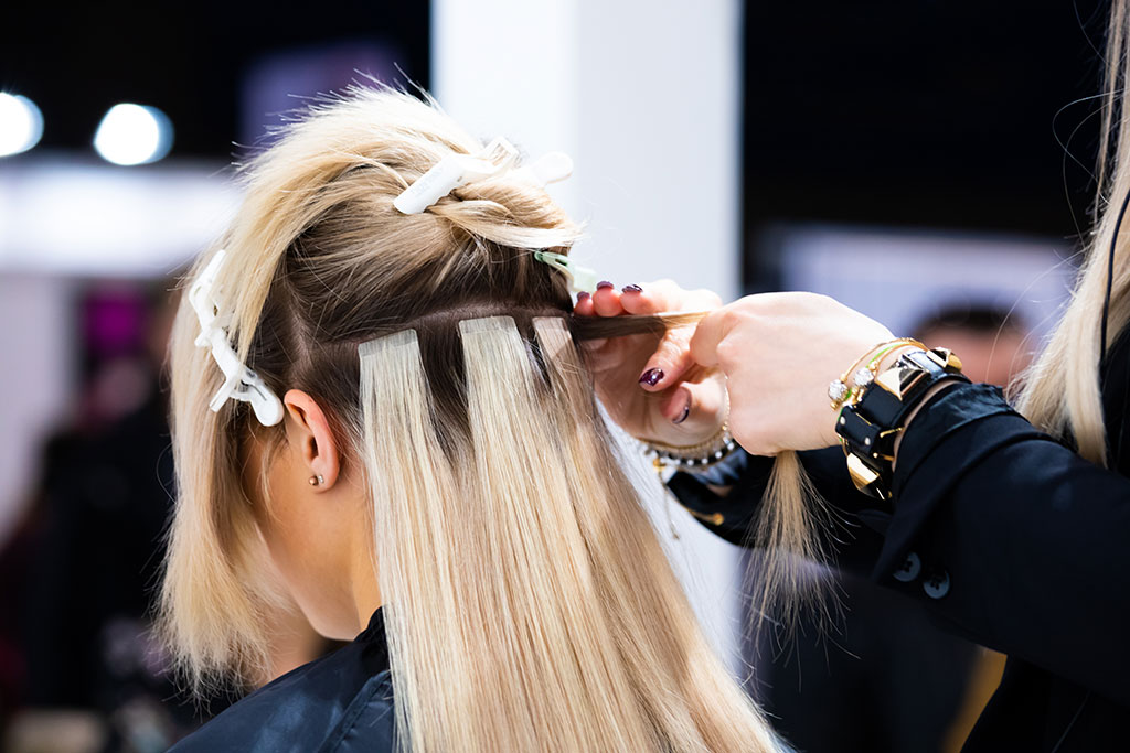 Haarverlängerung für Locken: Tipps für welliges Haar