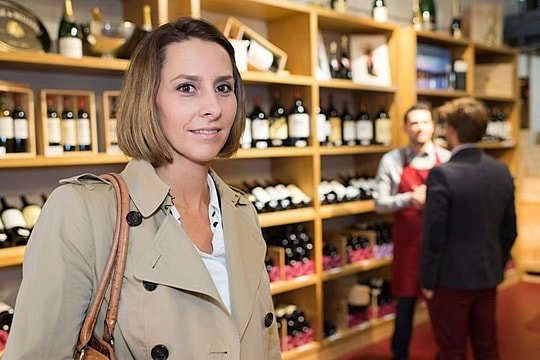 The Velvet Elixir: Tauchen Sie ein in den Luxus im Crimson Cask Wine Haven